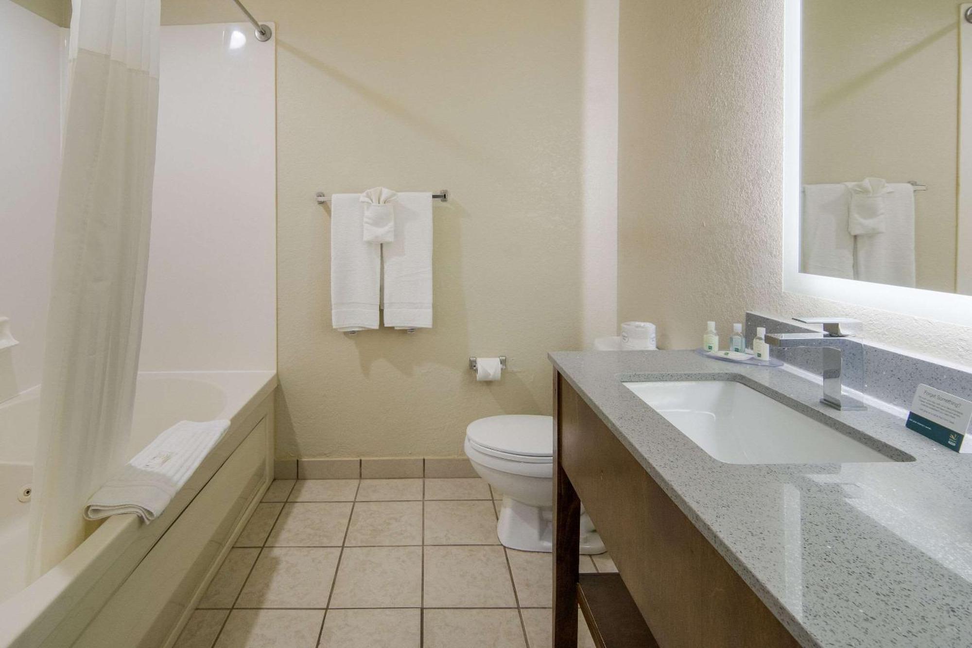 Quality & - Fort Worth North 3* Roanoke